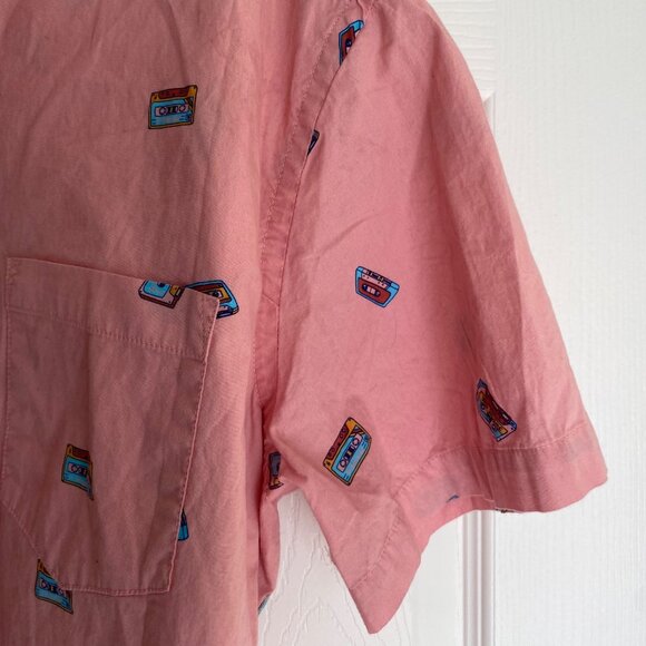Mens Sonoma Pink Short-Sleeve Button-Down Shirt With Nostalgic Cassette Print XL - Picture 5 of 9